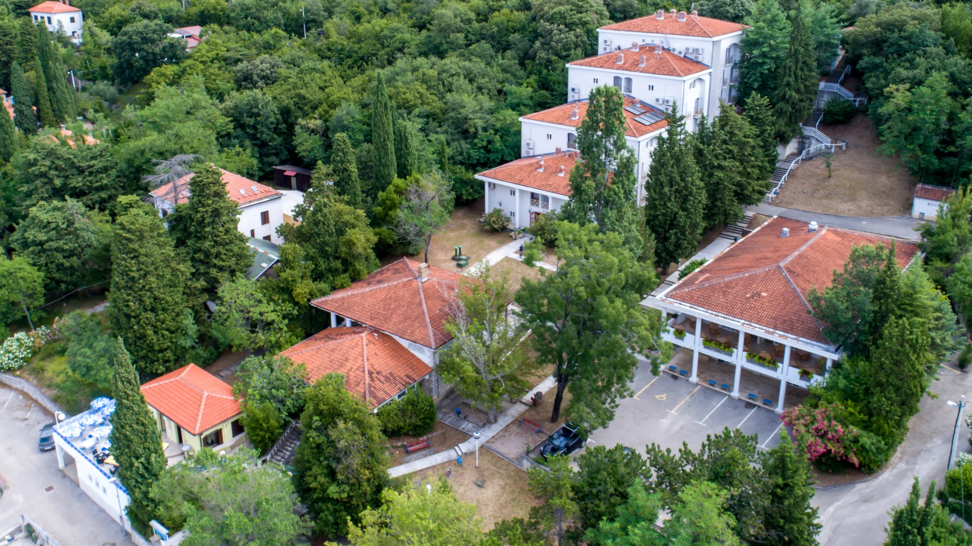 Letní dovolená v Omišalji na Krku: penzion se stravou, hned u pláže, děti zdarma