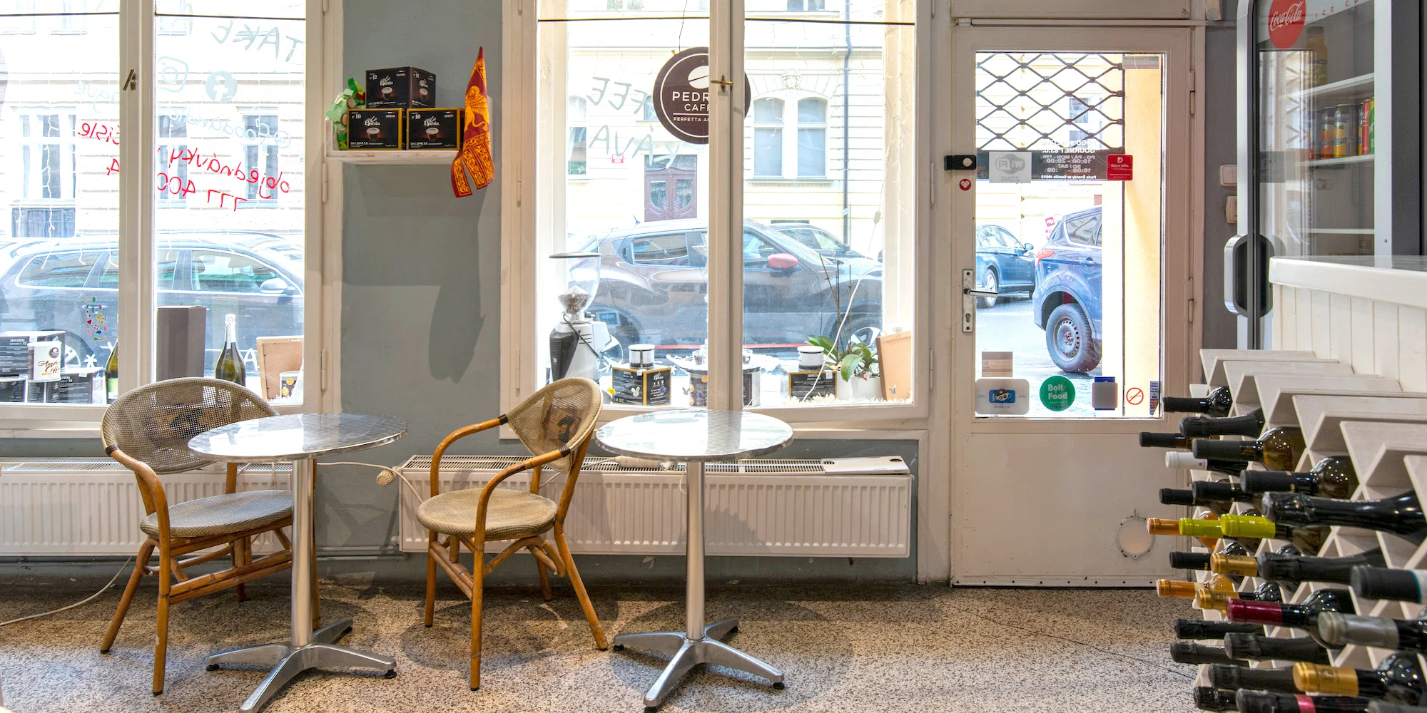 Pozdní snídaně či svačina pro 1 i 2 osoby: sladký croissant a káva dle výběru
