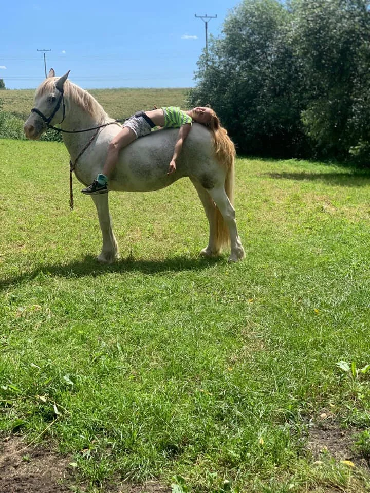 Projížďka na oslíkovi nebo poníkovi pro děti: zážitek v přírodě na 20 či 45 min.