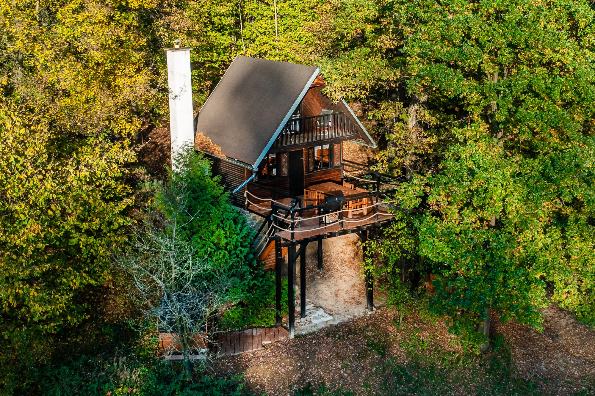 Pobyt v malebné wellness chatě u lesa: sauna, vířivka i zapůjčení lodičky