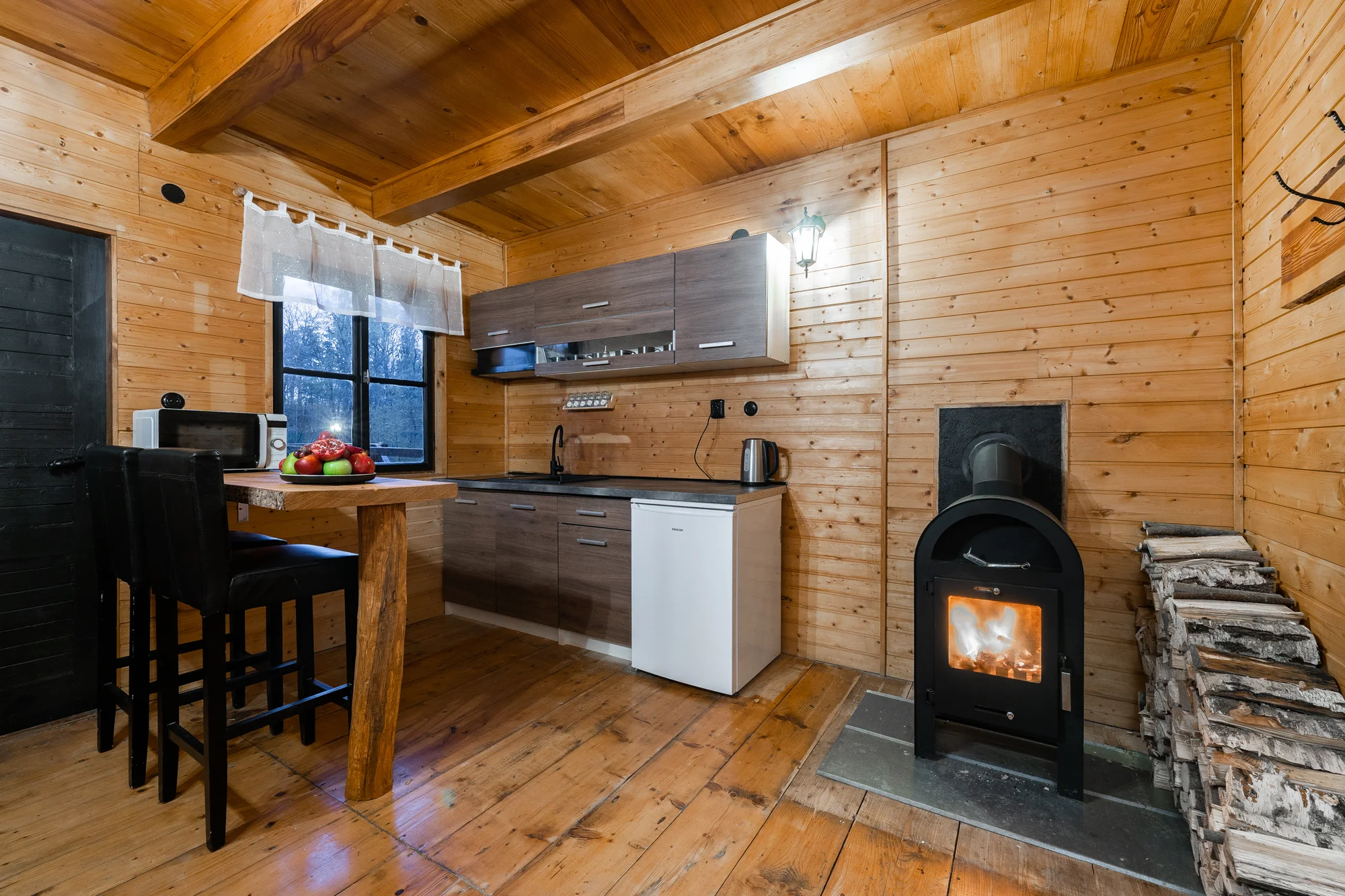Pobyt v malebné wellness chatě u lesa: sauna, vířivka i zapůjčení lodičky