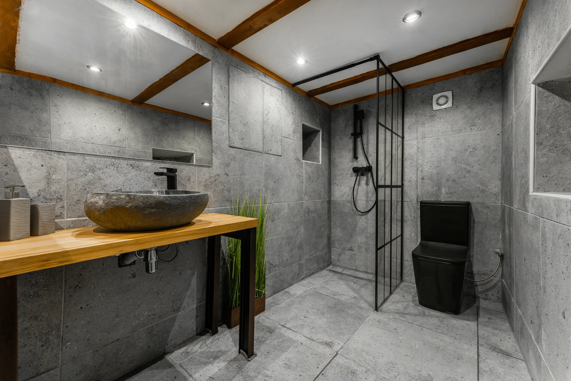 Pobyt v malebné wellness chatě u lesa: sauna, vířivka i zapůjčení lodičky