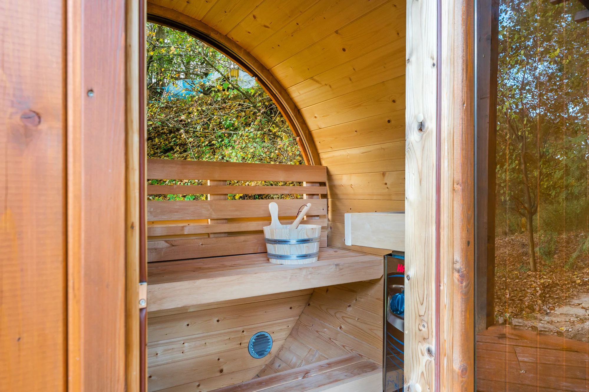Pobyt v malebné wellness chatě u lesa: sauna, vířivka i zapůjčení lodičky