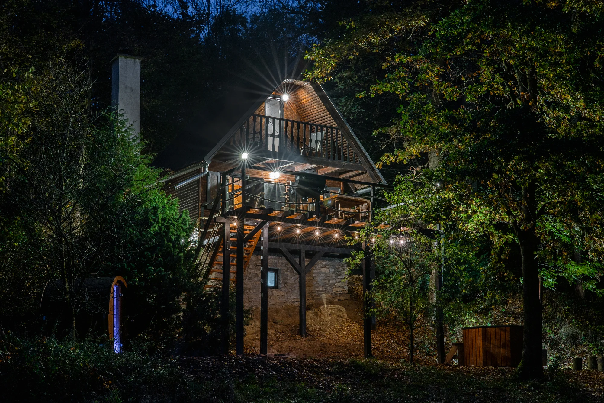 Pobyt v malebné wellness chatě u lesa: sauna, vířivka i zapůjčení lodičky