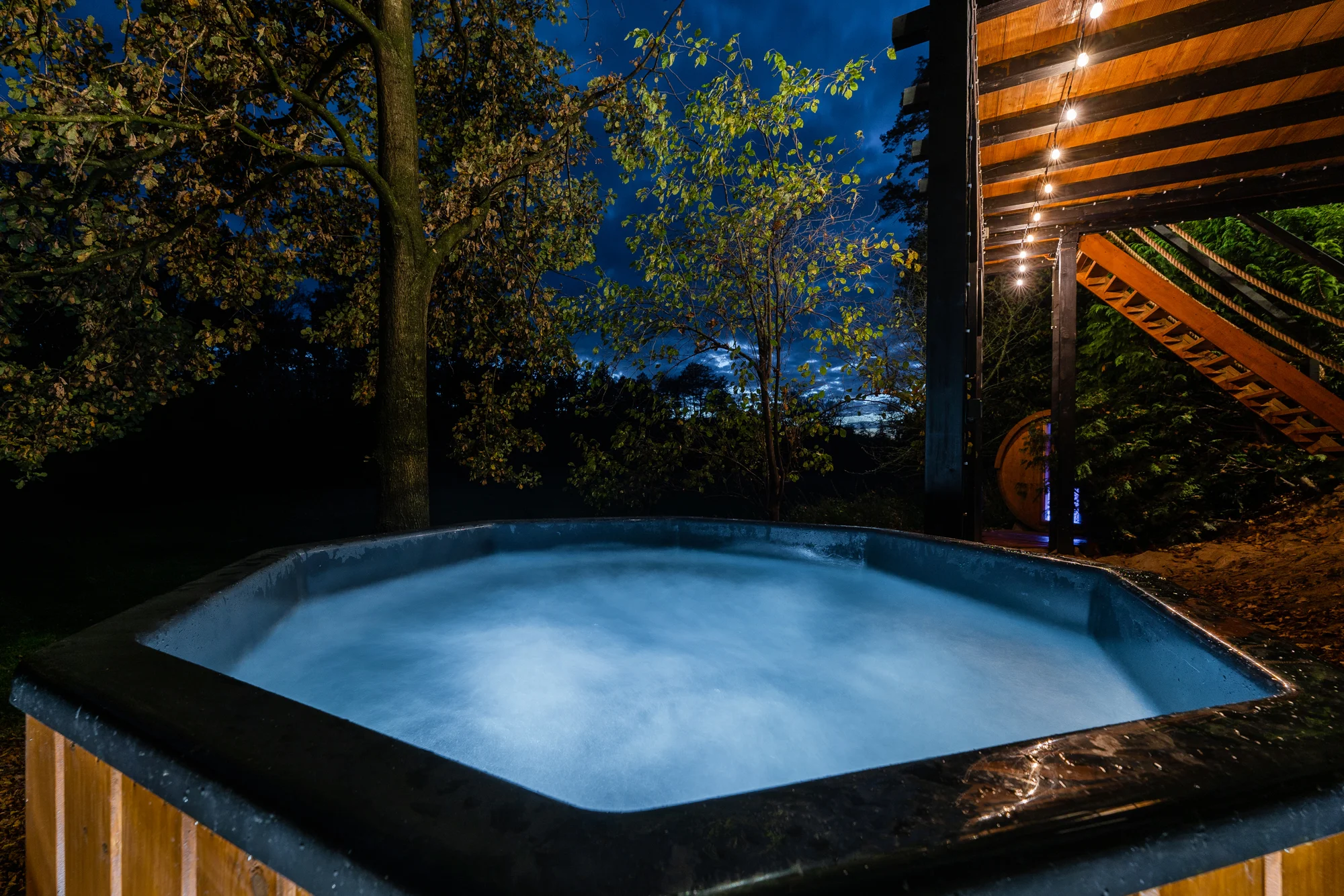 Pobyt v malebné wellness chatě u lesa: sauna, vířivka i zapůjčení lodičky
