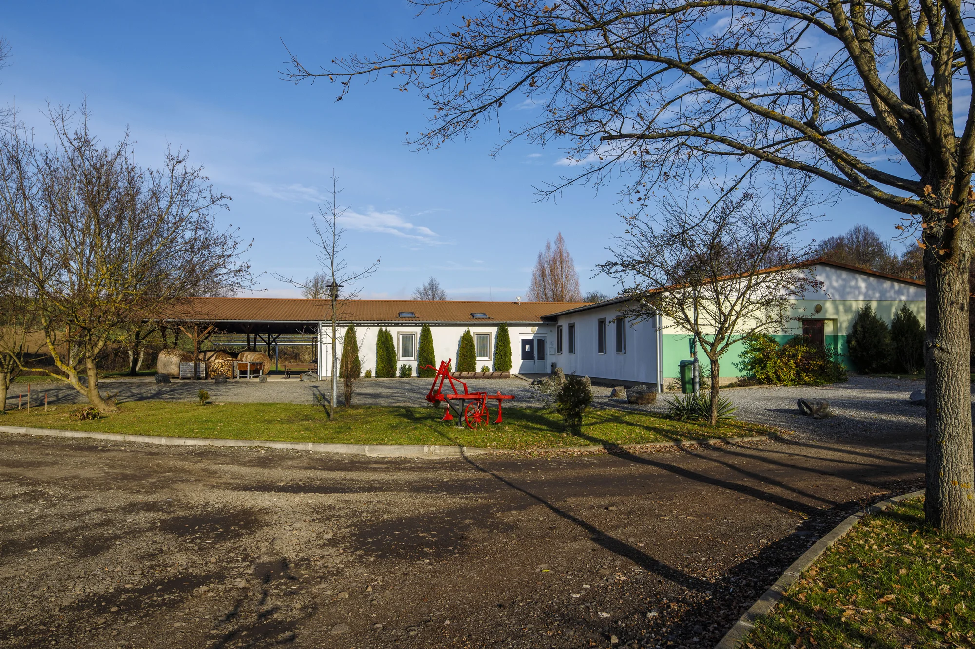 Pobyt ve vinařství na jižní Moravě s jídlem i neomezeným vínem, areál s minizoo a rybníkem