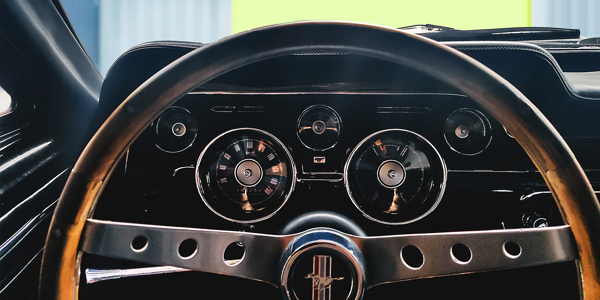 Jízda zpátky časem: spolujízda či půjčení Mustangu z roku 1967, V8, výfuky Magnaflow