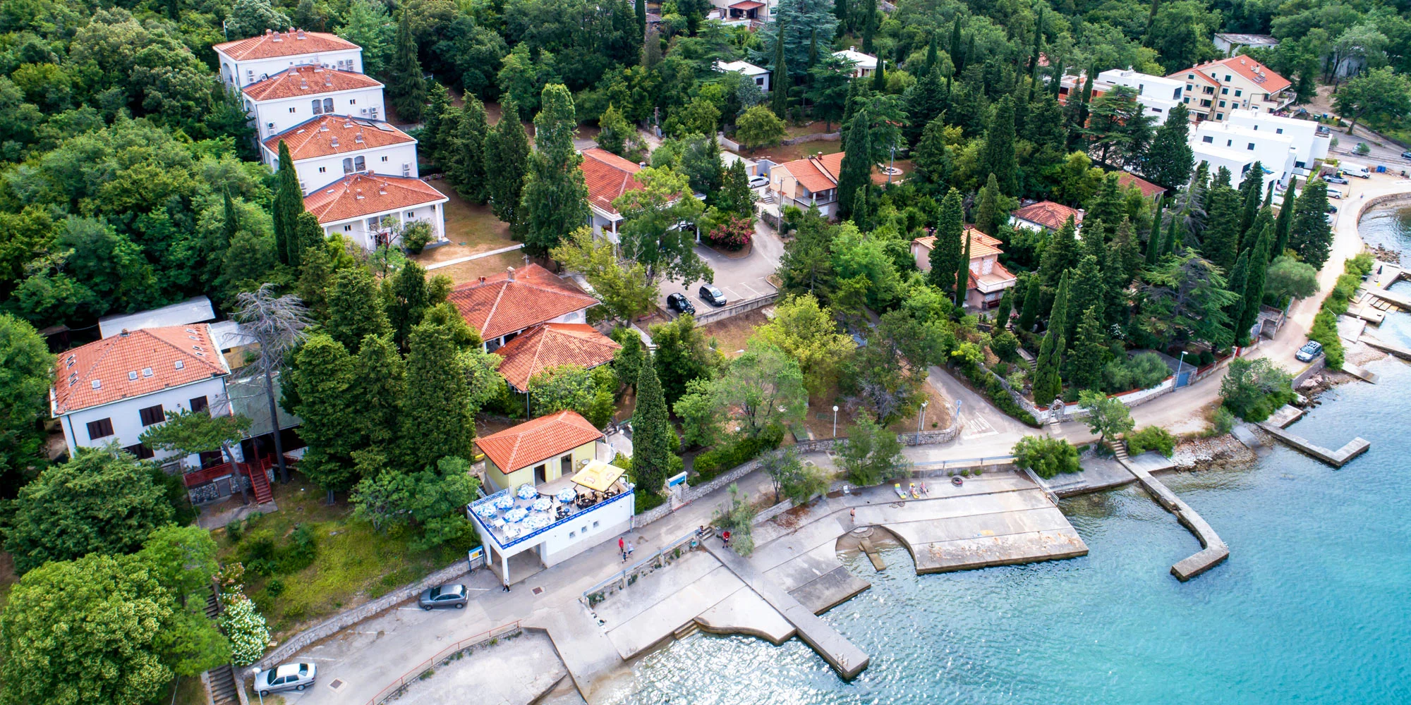 Letní dovolená v Omišalji na Krku: penzion se stravou, hned u pláže, děti zdarma