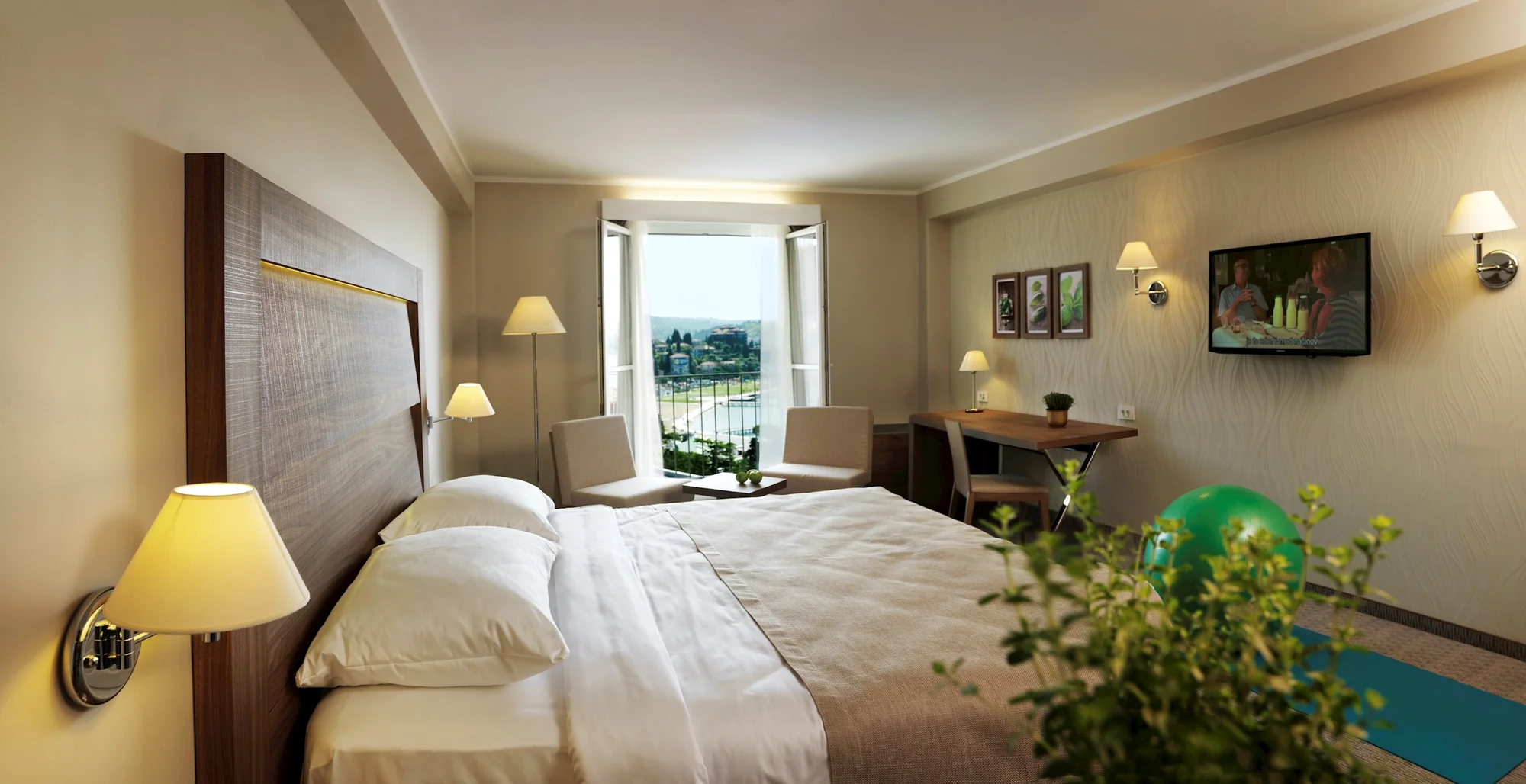 4* dovolená v Portoroži: hotel se soukromou pláží, polopenzí a bazény