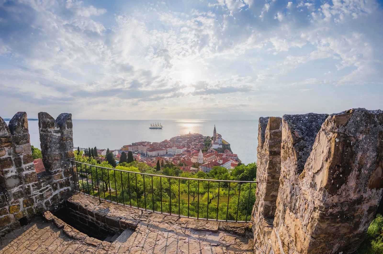 4* dovolená v Portoroži: hotel se soukromou pláží, polopenzí a bazény