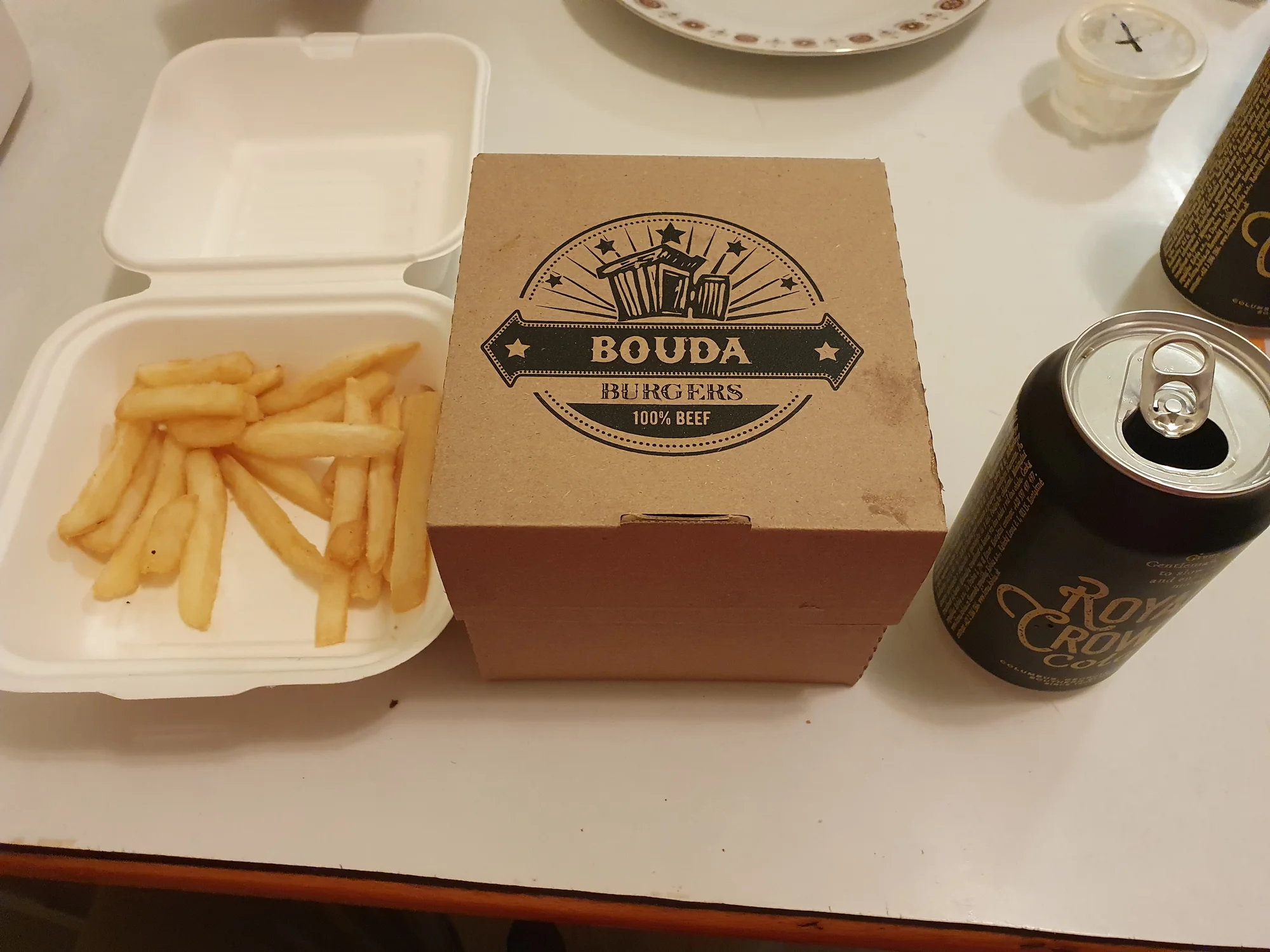 Burger menu: 100% hovězí z českého chovu, americká BBQ omáčka, hranolky i nápoj, 2 pobočky