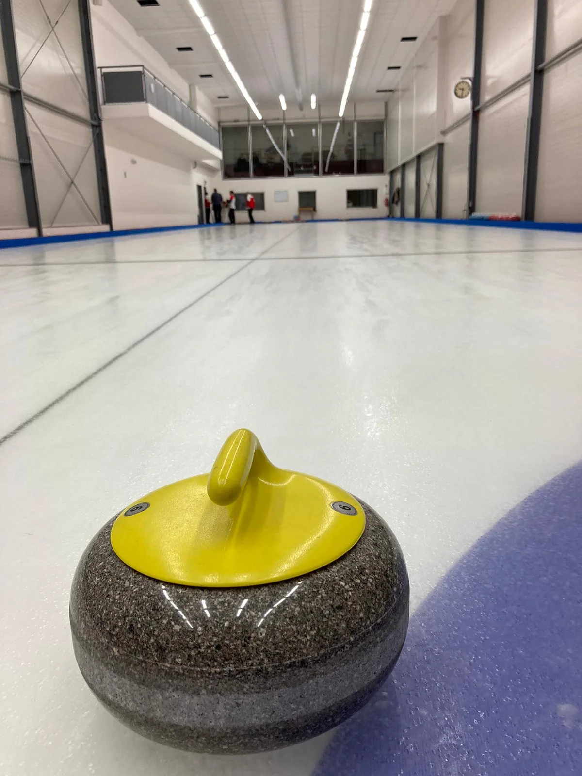 1–2hodinová lekce curlingu s trenérem až pro 10 osob v Centru Třešňovka