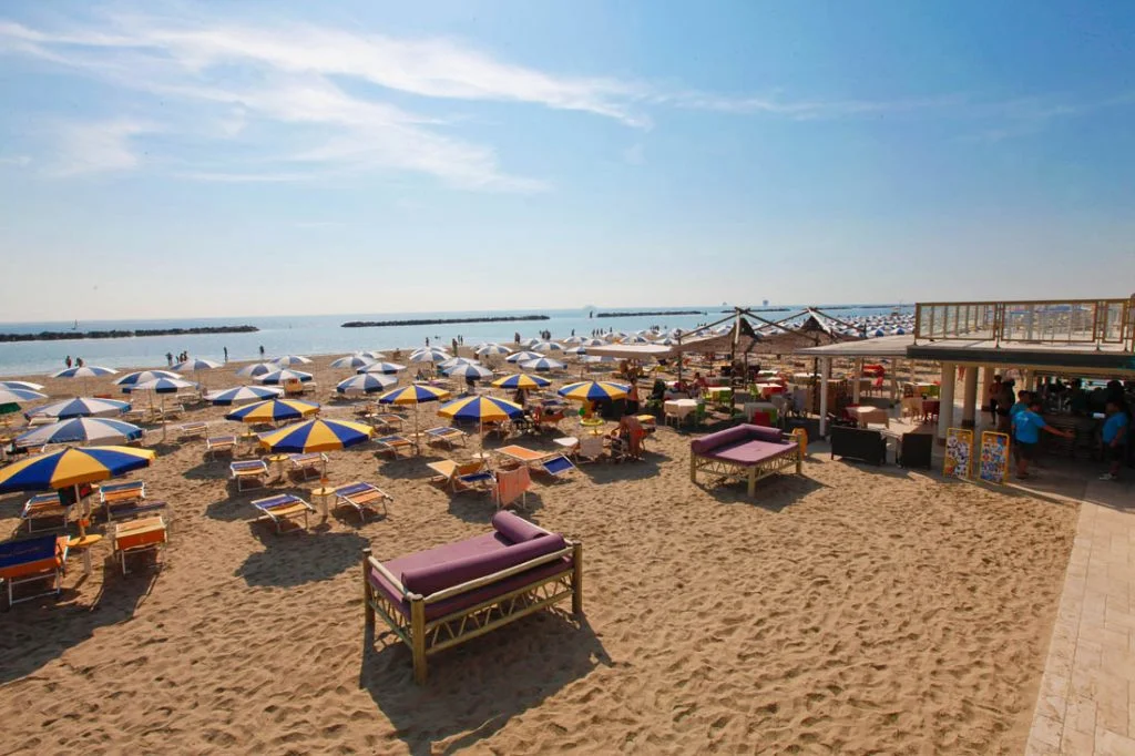 Léto v italské Ravenně: hotel u moře, all inclusive, neomezené nápoje, venkovní bazén a zábava