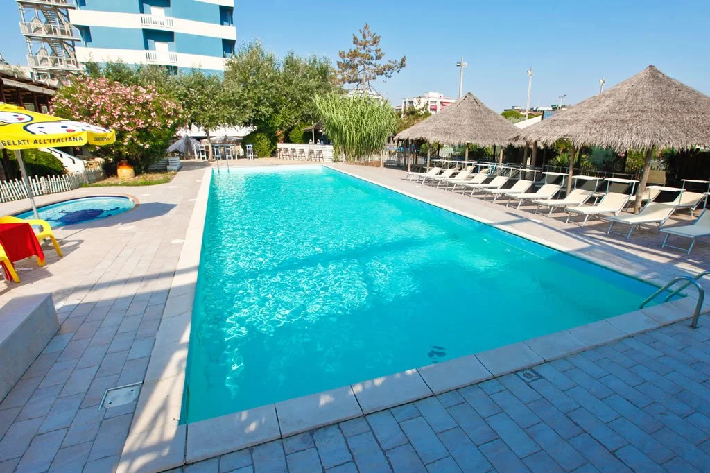 Léto v italské Ravenně: hotel u moře, all inclusive, neomezené nápoje, venkovní bazén a zábava