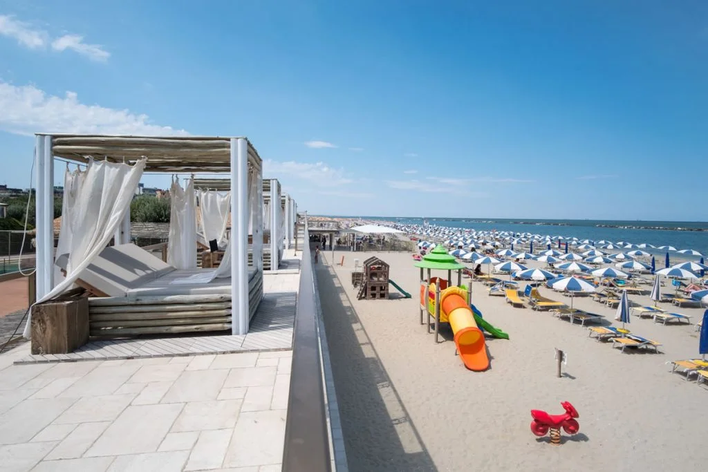 Léto v italské Ravenně: hotel u moře, all inclusive, neomezené nápoje, venkovní bazén a zábava