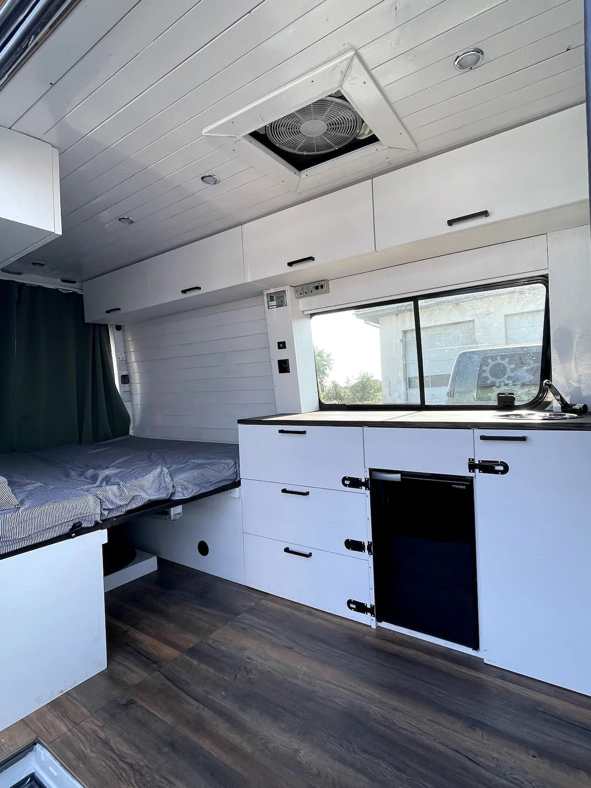 Pronájem obytné dodávky s kuchyňkou i střešní terasou: Mercedes Benz nebo Volkswagen Crafter