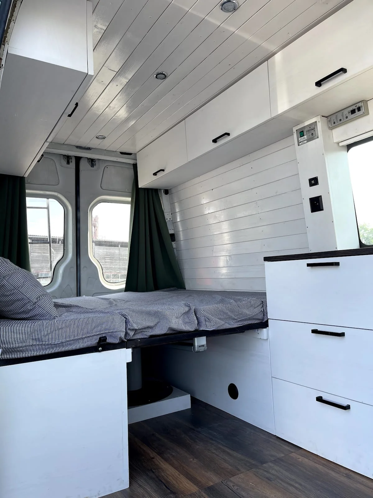 Pronájem obytné dodávky s kuchyňkou i střešní terasou: Mercedes Benz nebo Volkswagen Crafter