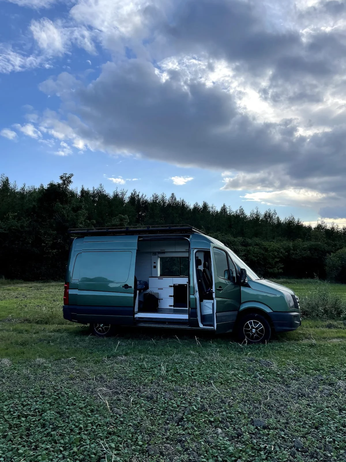 Pronájem obytné dodávky s kuchyňkou i střešní terasou: Mercedes Benz nebo Volkswagen Crafter