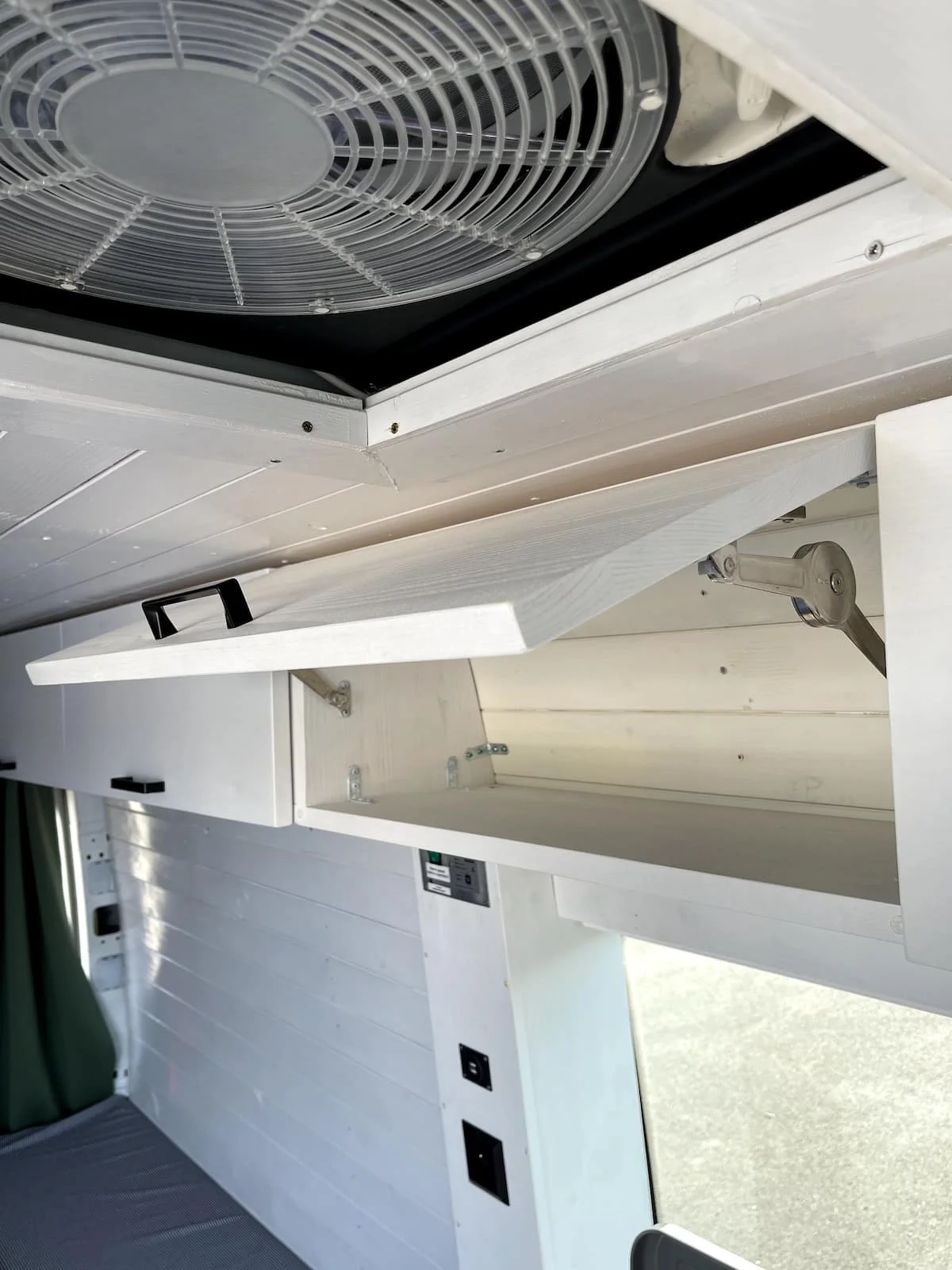 Pronájem obytné dodávky s kuchyňkou i střešní terasou: Mercedes Benz nebo Volkswagen Crafter