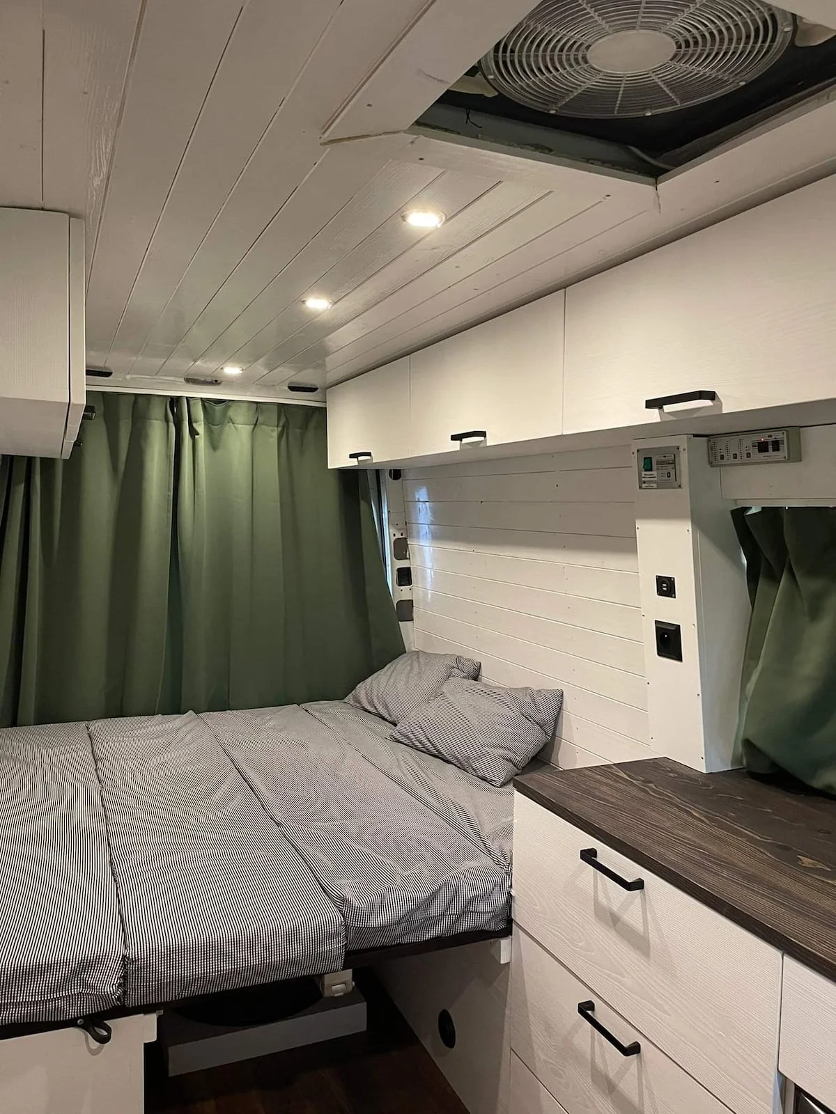 Pronájem obytné dodávky s kuchyňkou i střešní terasou: Mercedes Benz nebo Volkswagen Crafter