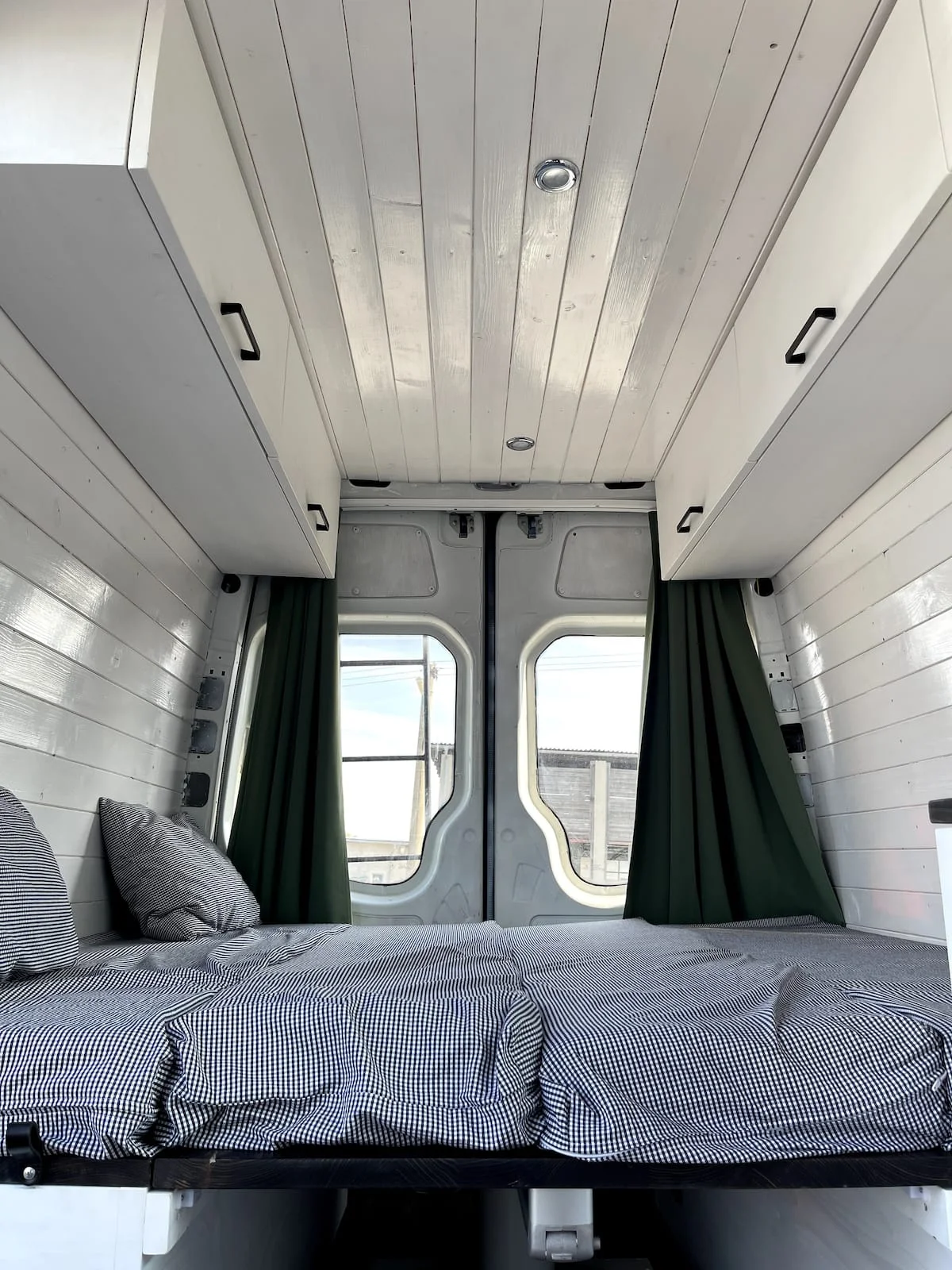 Pronájem obytné dodávky s kuchyňkou i střešní terasou: Mercedes Benz nebo Volkswagen Crafter