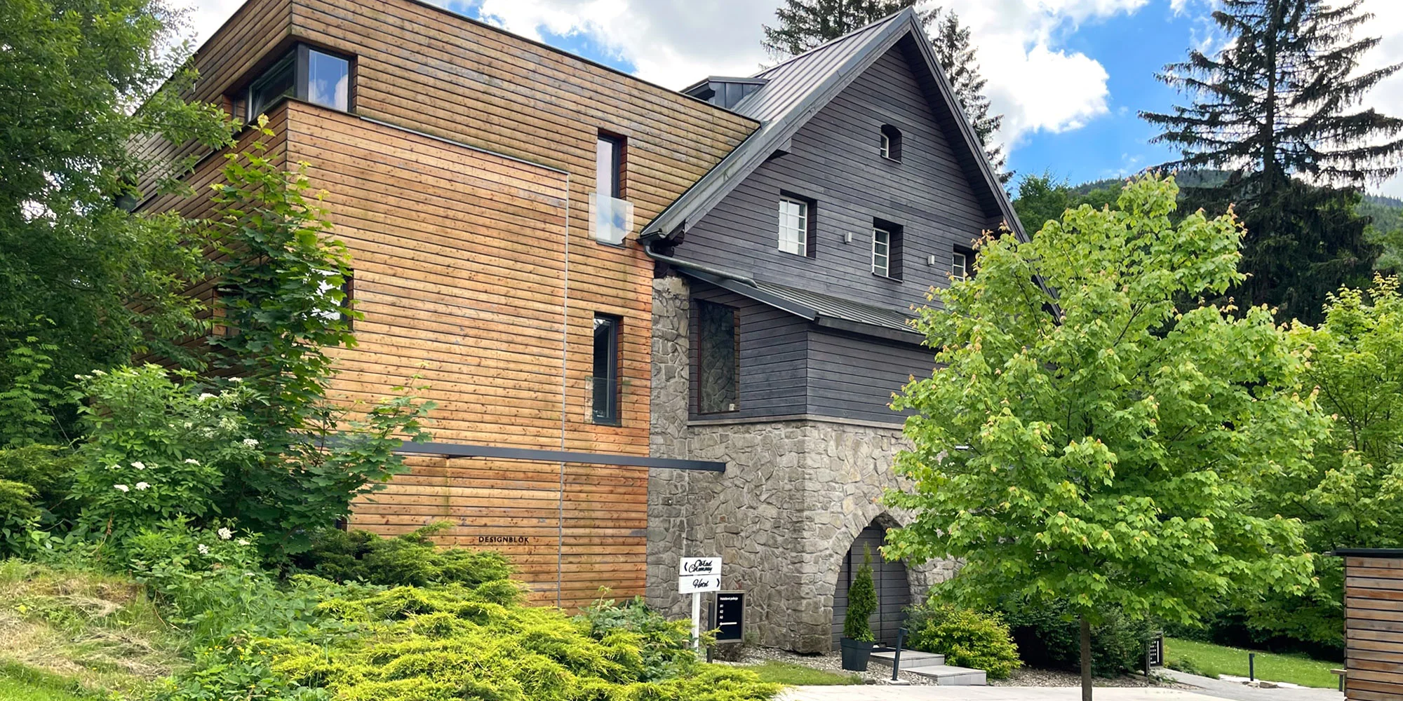 Dovolená v Beskydech: luxusní designový garden hotel s vynikající kuchyní, wellness i přírodním koupáním