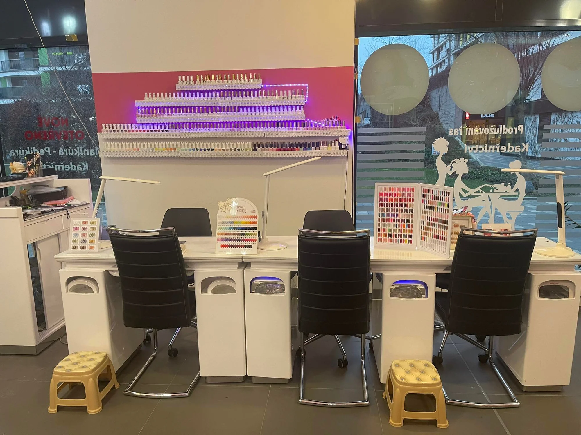 Star Nails: manikúra s Shellacem či mokrá pedikúra s gel lakem
