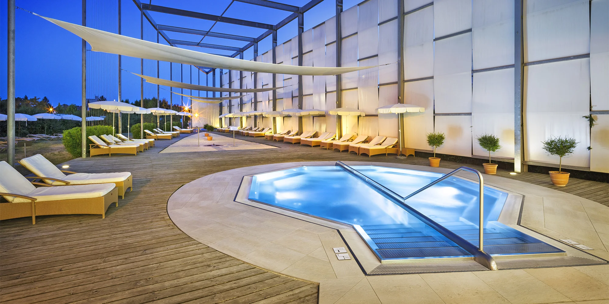 Relax v rakouském termálním areálu Therme Laa: sauny, bazén se slanou vodou i tobogán
