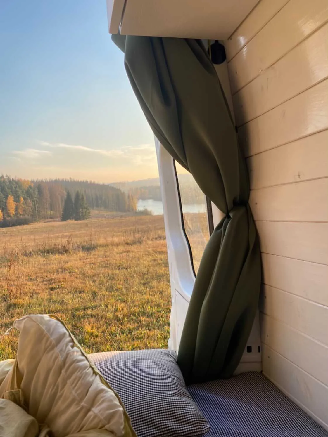 Pronájem obytné dodávky s kuchyňkou i střešní terasou: Mercedes Benz nebo Volkswagen Crafter