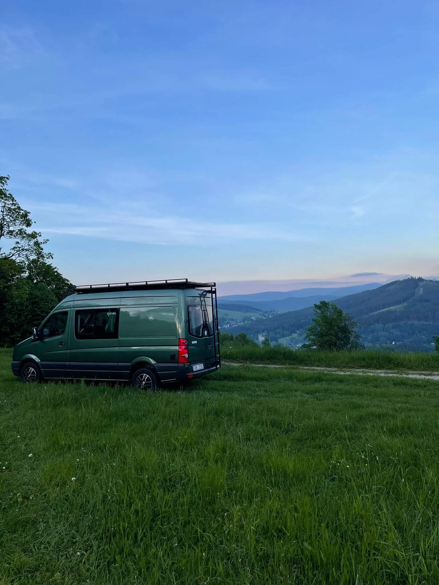 Pronájem obytné dodávky s kuchyňkou i střešní terasou: Mercedes Benz nebo Volkswagen Crafter