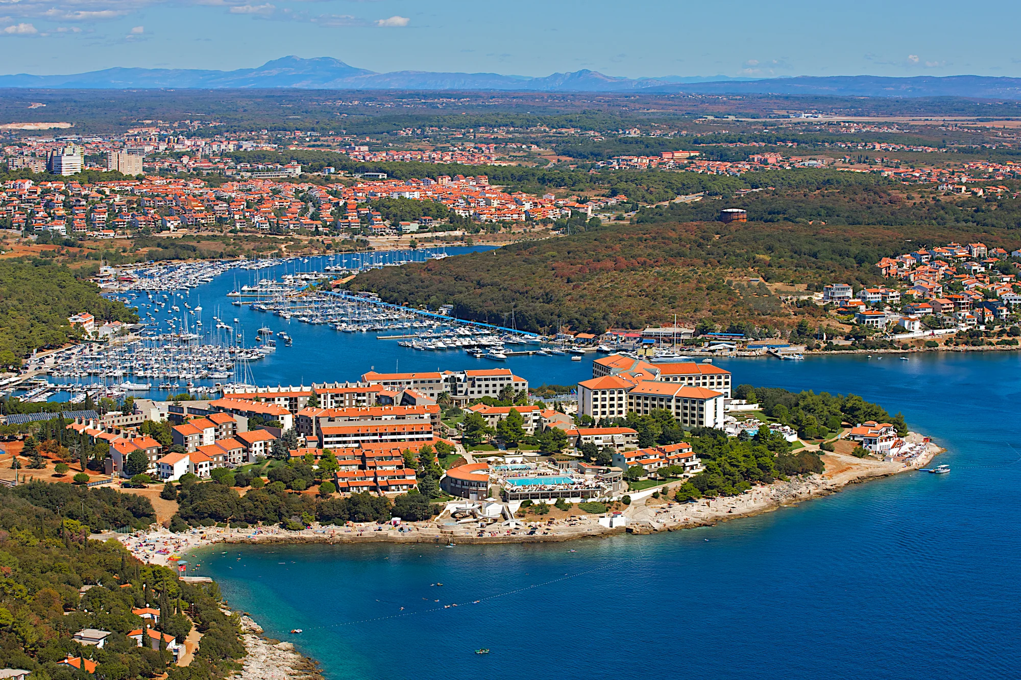 4* apartmánový resort v letovisku Pula: ubytování až pro 4 osoby, 200 m od pláže, s bazény a tobogánem, možnost snídaní