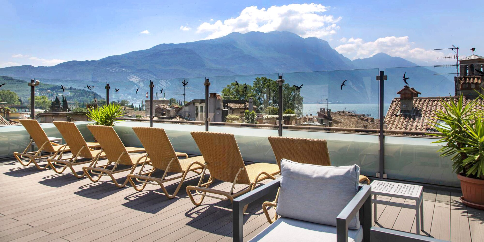 Dovolená u Lago di Garda v elegantním 4* hotelu: historické centrum, sluneční terasa, výhled na hory i na jezero