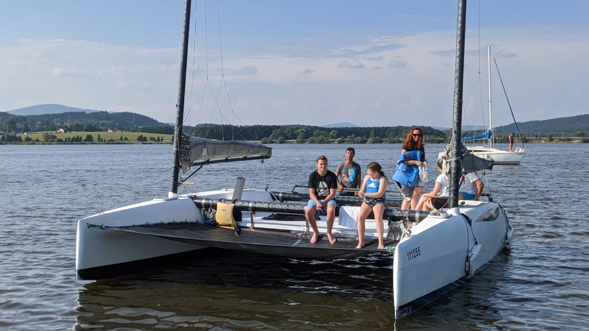 Jachting na Lipně pro 1 či 2 osoby: 2hodinová plavba na katamaránu se základním výcvikem