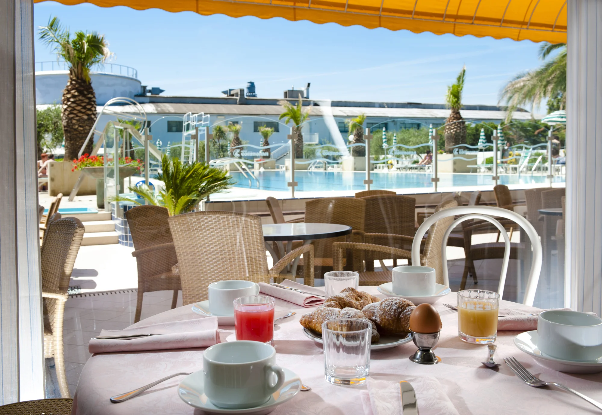 Dovolená u Rimini: hotel u pláže, snídaně, polopenze či plná penze i bazén a vířivka