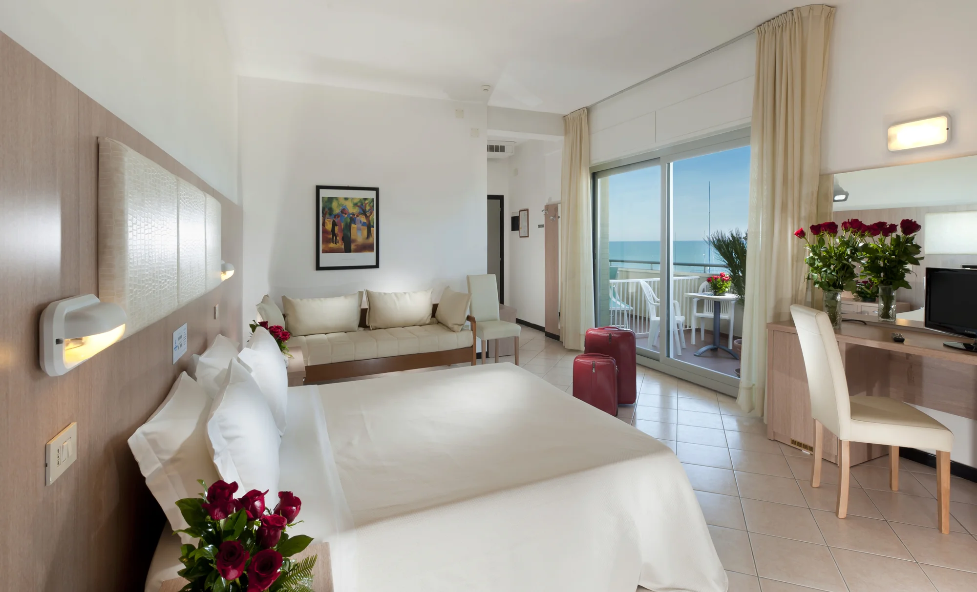 Dovolená u Rimini: hotel u pláže, snídaně, polopenze či plná penze i bazén a vířivka