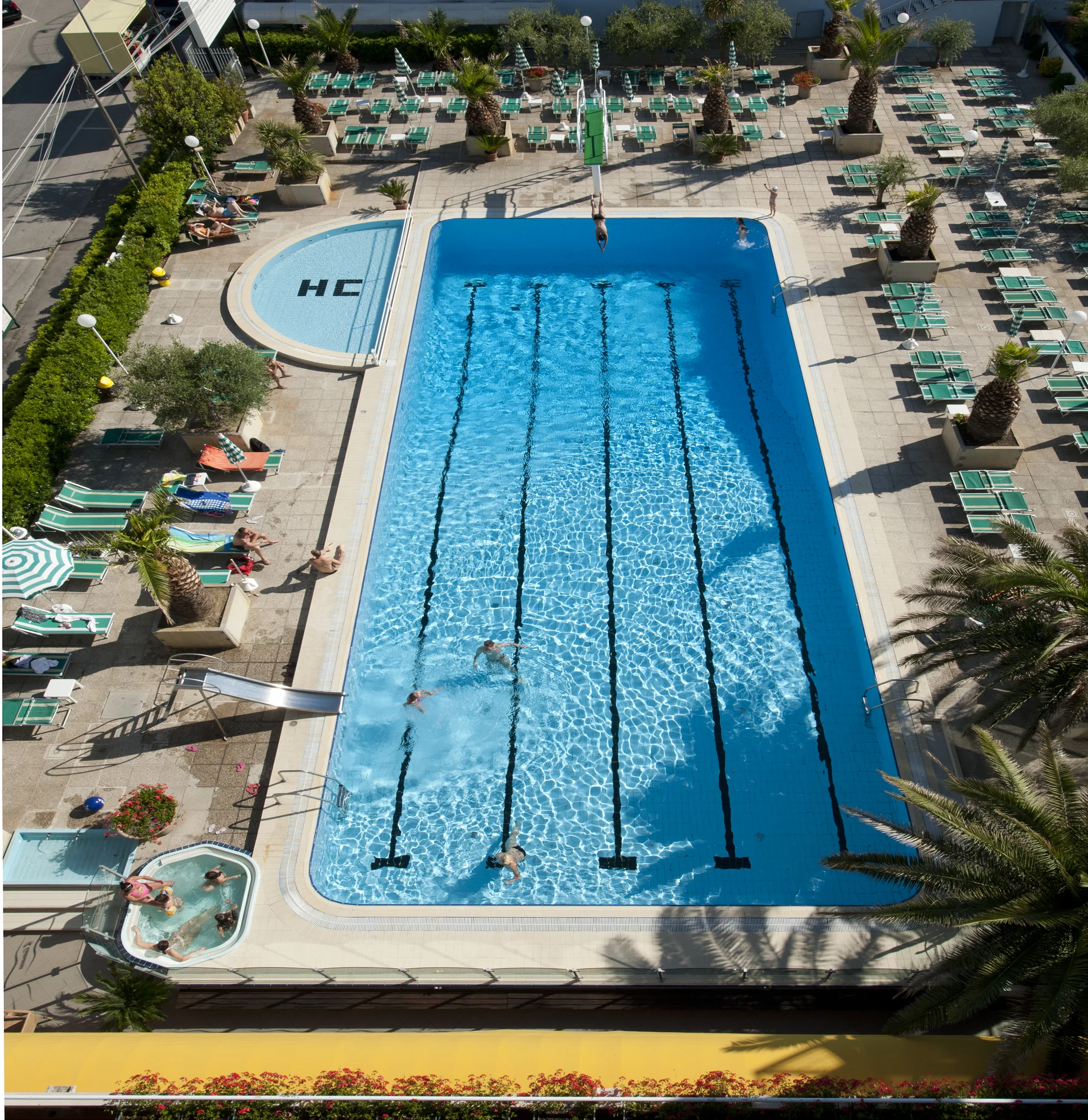 Dovolená u Rimini: hotel u pláže, snídaně, polopenze či plná penze i bazén a vířivka