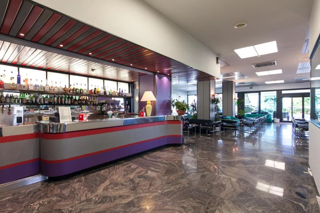 Dovolená u Rimini: hotel u pláže, snídaně, polopenze či plná penze i bazén a vířivka