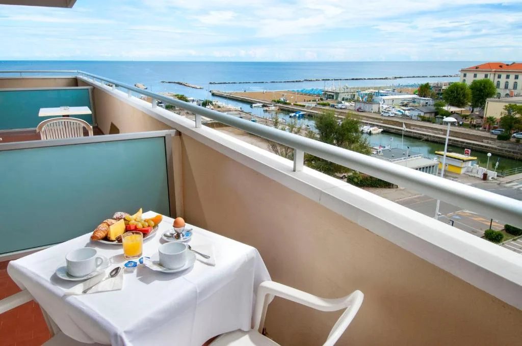 Dovolená u Rimini: hotel u pláže, snídaně, polopenze či plná penze i bazén a vířivka