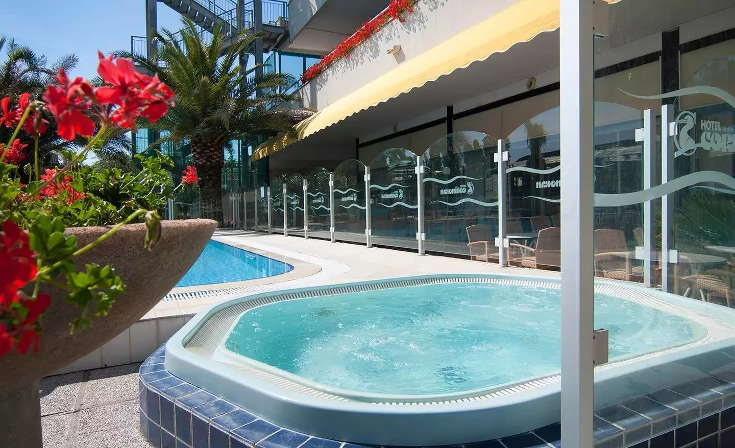 Dovolená u Rimini: hotel u pláže, snídaně, polopenze či plná penze i bazén a vířivka