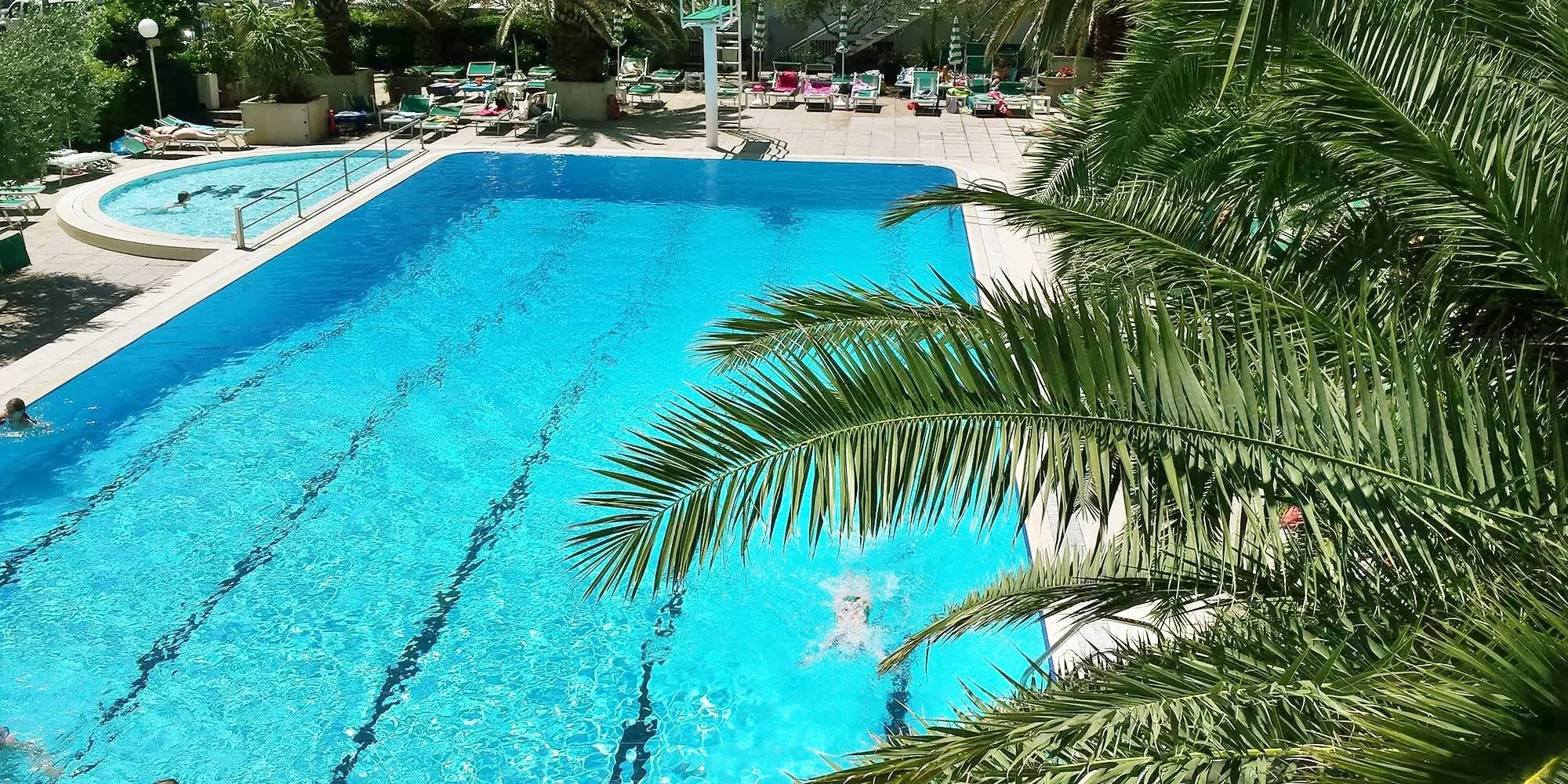 Dovolená u Rimini: hotel u pláže, snídaně, polopenze či plná penze i bazén a vířivka