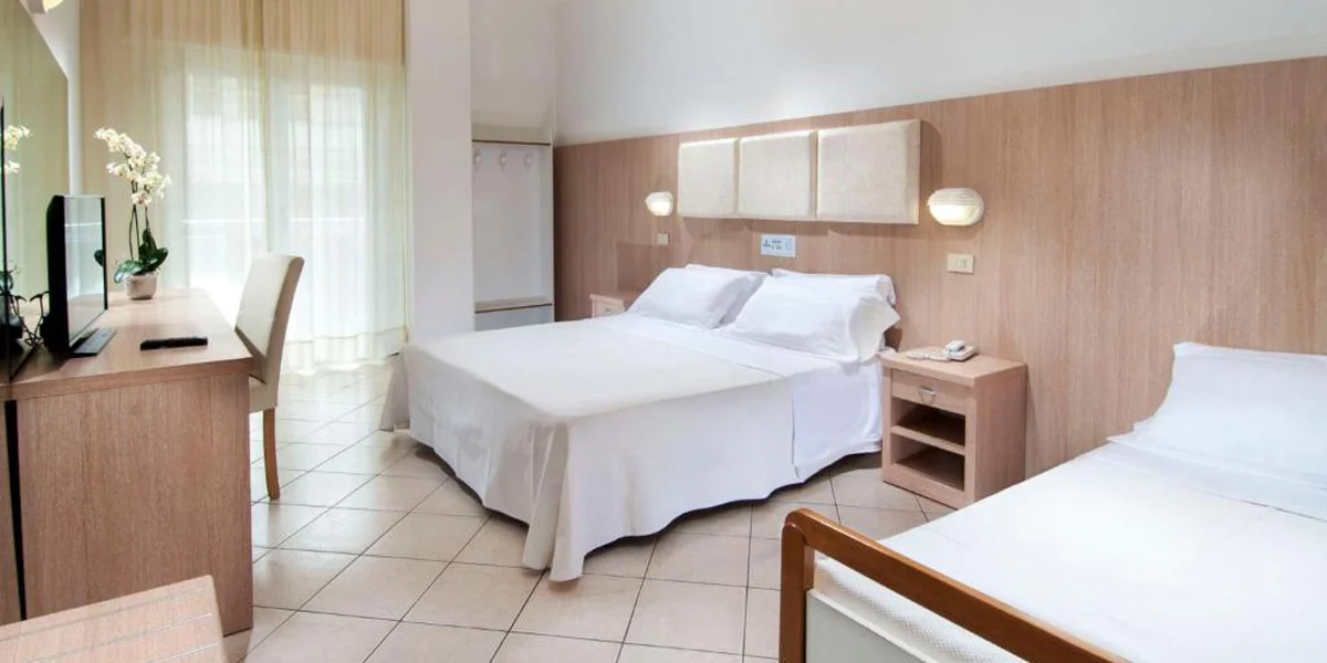 Dovolená u Rimini: hotel u pláže, snídaně, polopenze či plná penze i bazén a vířivka