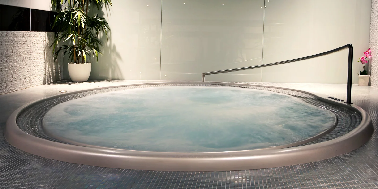 Regenerační, relaxační nebo olejová masáž a vstup do wellness se saunami a vířivkou pro 1 osobu
