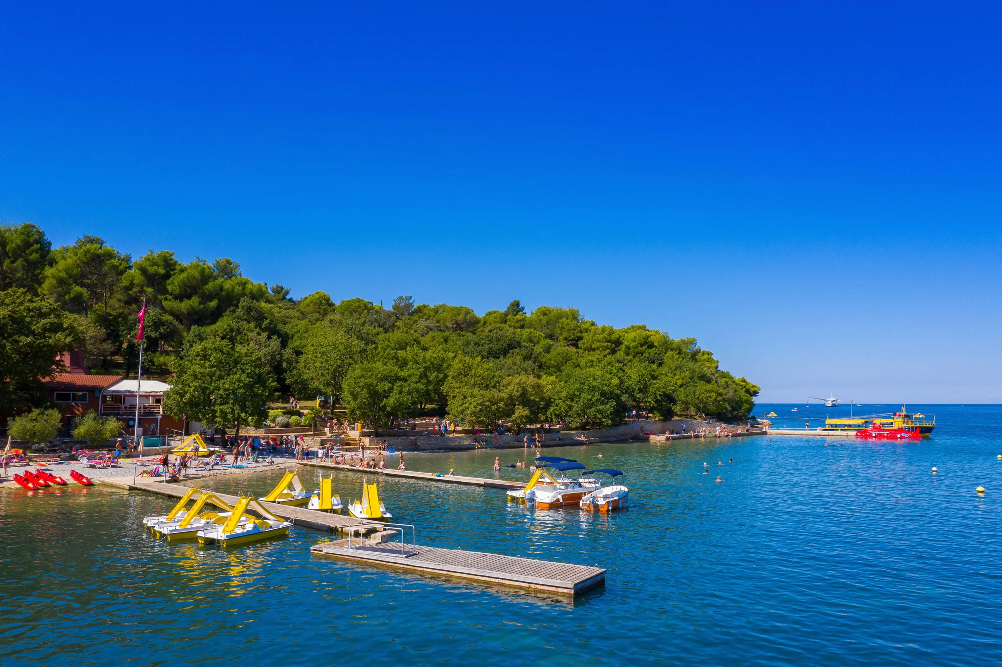 Dovolená na Istrii: apartmány pro celou rodinu přímo u pláže, bez stravy nebo s polopenzí