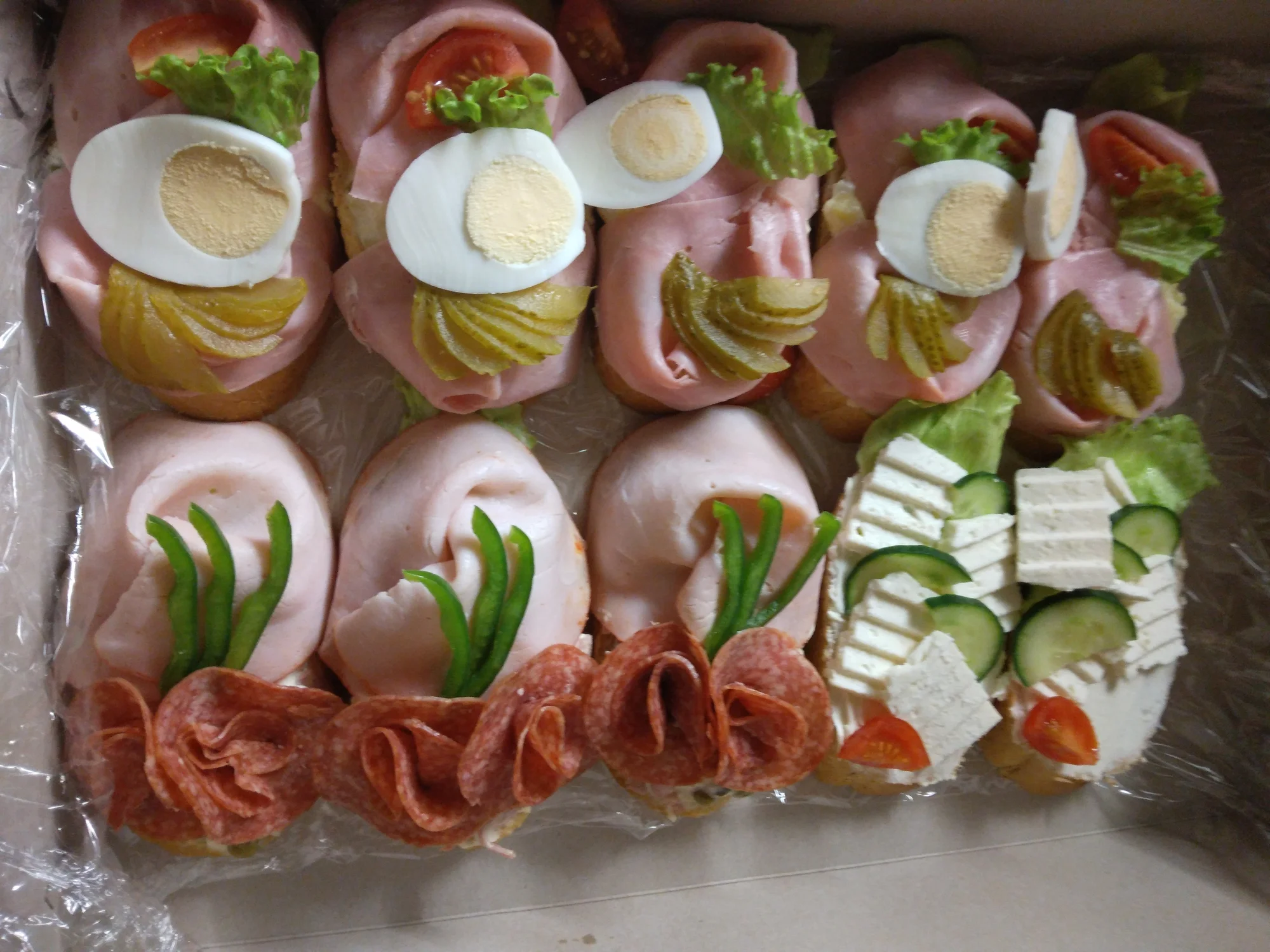 10–20 chlebíčků k vyzvednutí v Nuslích: šunkové, à la krab, salámové i vegetariánské či bezlepkové