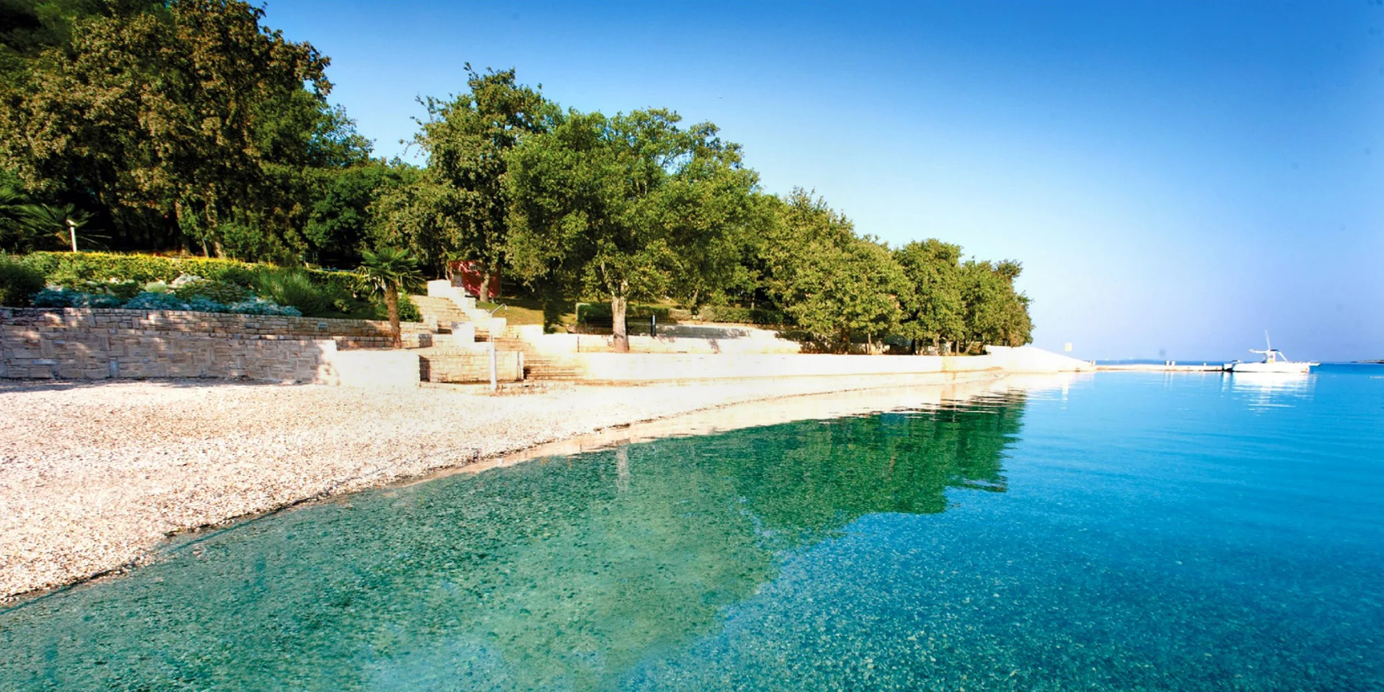 Dovolená na Istrii: apartmány pro celou rodinu přímo u pláže, bez stravy nebo s polopenzí