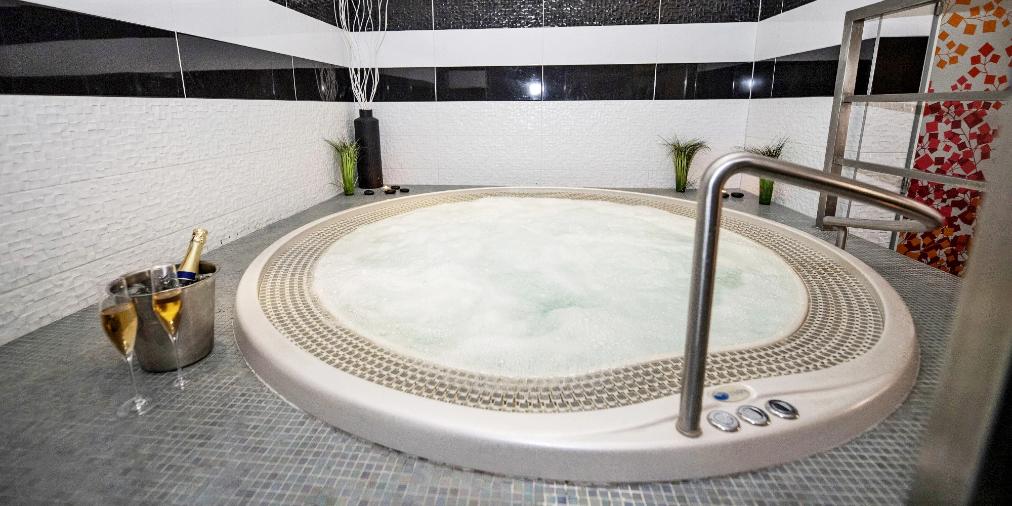 90–120 min. v soukromé VIP wellness zóně pro pár: vířivka i finská sauna