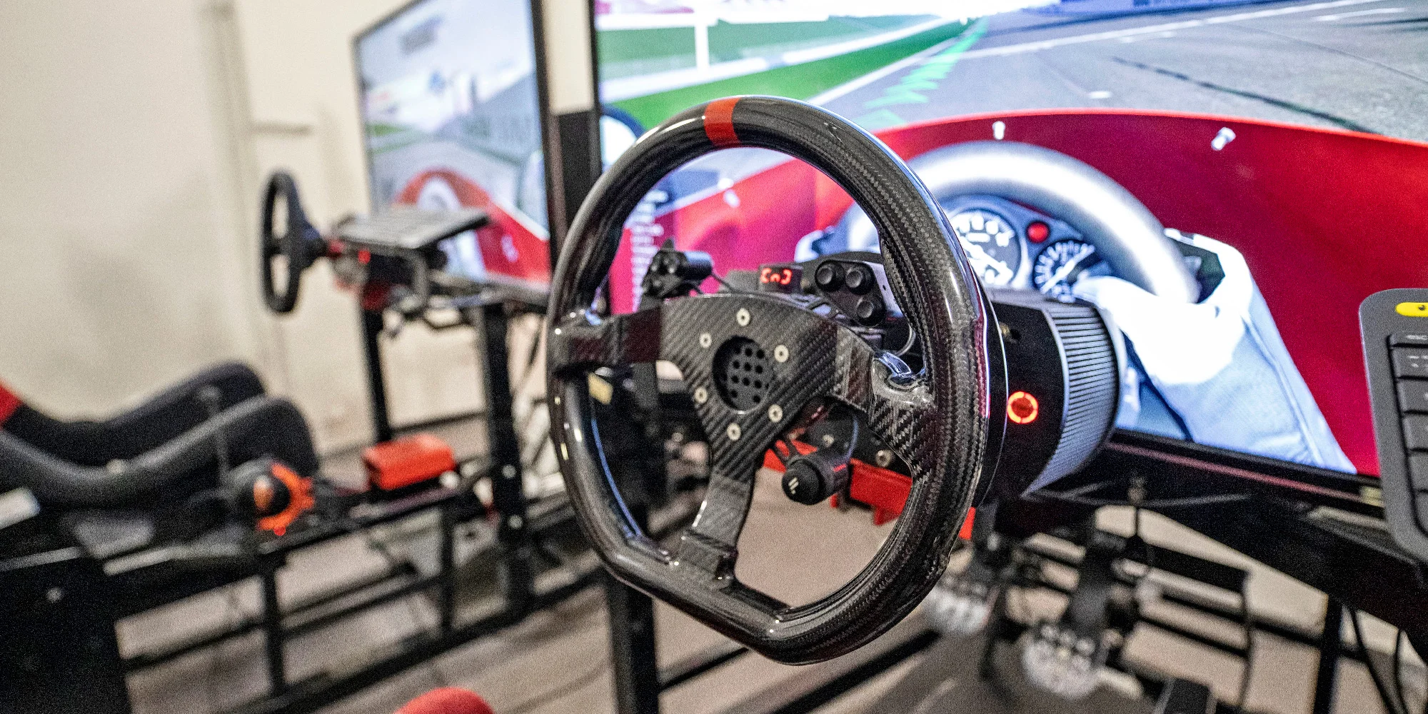 Hodina na pohyblivých závodních simulátorech v unikátním racing centru pro 2–4 osoby