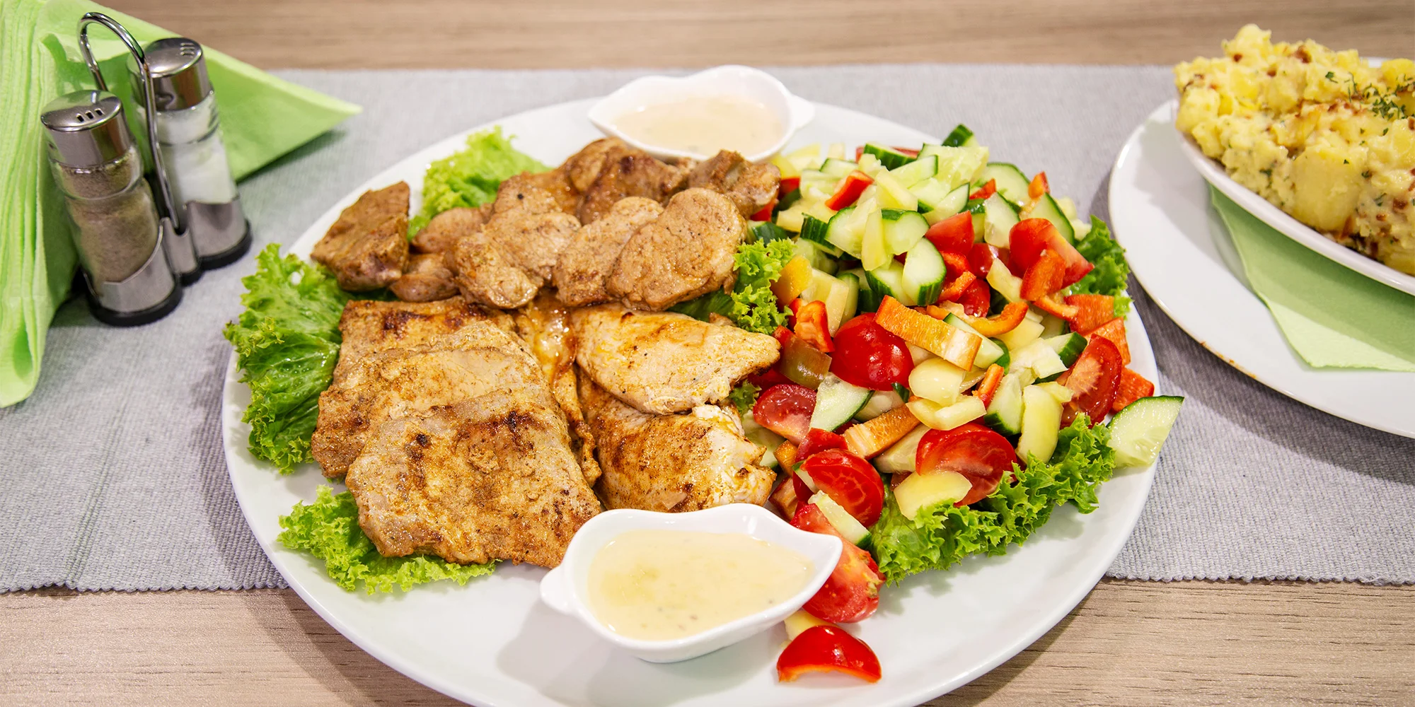Steak menu z grilu až pro 3 jedlíky: vepřové i kuřecí maso, šťouchané brambory, omáčky a zelenina