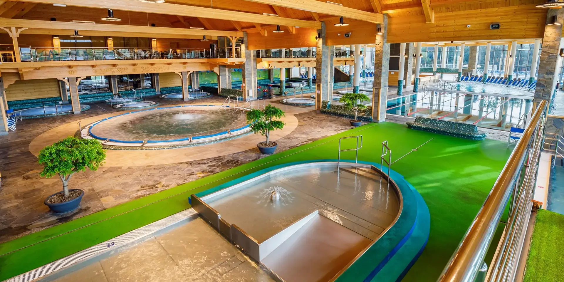 Termální aquapark v Polsku: vnitřní i venkovní bazény, vířivky, tobogány, atrakce i saunový svět