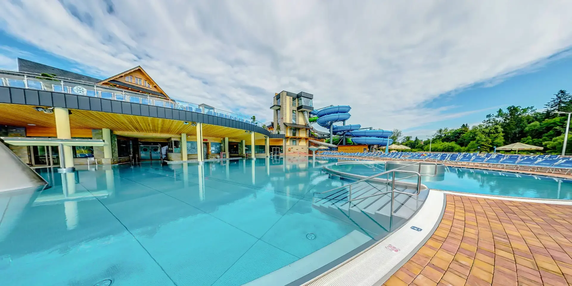 Termální aquapark v Polsku: vnitřní i venkovní bazény, vířivky, tobogány, atrakce i saunový svět